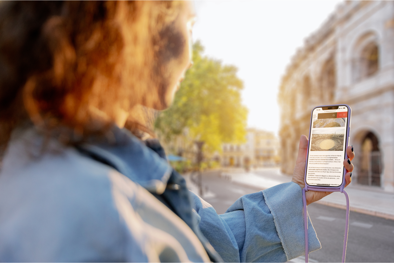 Une personne regardant le site devant les arènes 